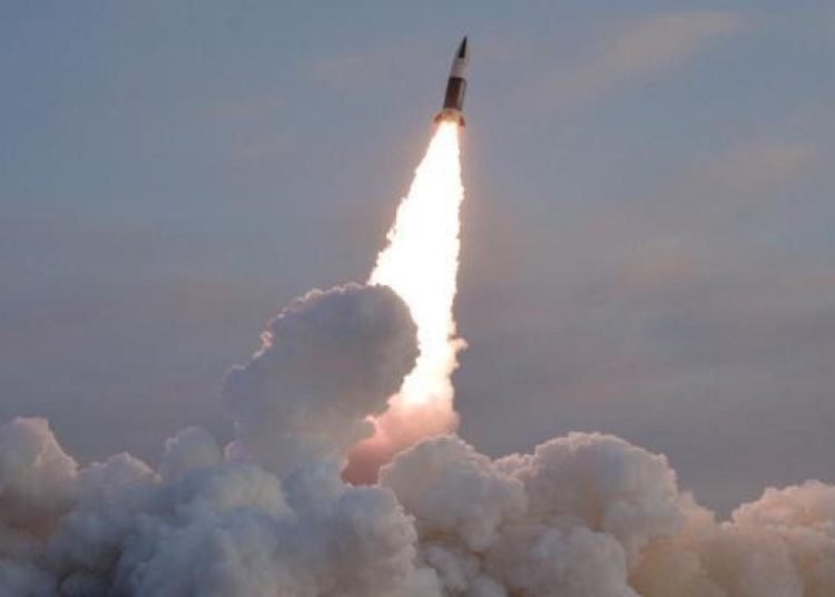 Kuzey Kore Doğu Denizi’ne balistik füze fırlattı