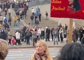 LGBT’lilerden Köln’de ezan protestosu! Cami önünde toplanıp slogan attılar