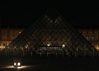 Louvre Müzesi piramidi enerji tasarrufu için erken karartıldı