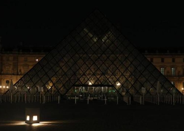 Louvre Müzesi piramidi enerji tasarrufu için erken karartıldı