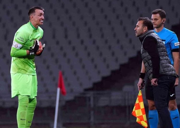 Muslera kenara geldi kırmızı kart çıktı! “Derbide cezalı olurum”