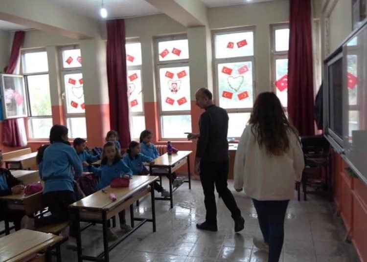 Öğretmen baba, müdür yardımcısı kızı ile aynı okulda görev yapıyor