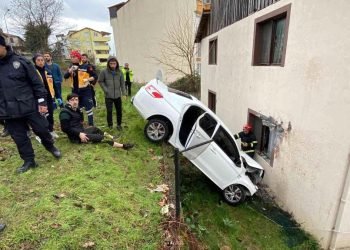 Otomobil önce binanın duvarına çarptı, sonra bahçeye düştü: 3 yaralı