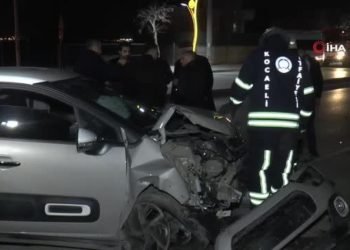 Otomobil önce servis aracına, sonra elektrik direğine çarptı: 1 yaralı