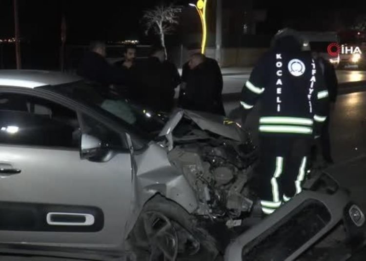 Otomobil önce servis aracına, sonra elektrik direğine çarptı: 1 yaralı