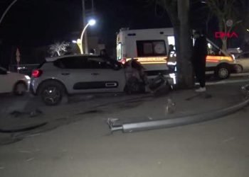 OTOMOBİL SÜRÜCÜSÜ YARALANDI, DEVRİLEN DİREKTEKİ BAYRAKLAR ALINDI