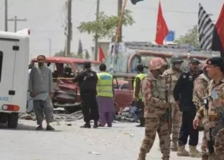 Pakistan’da soyguncular 5 polisi öldürdü
