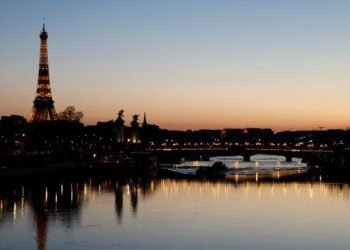 Paris karanlığa gömüldü, mağazalar mesai bitiminde vitrinlerini kararttı