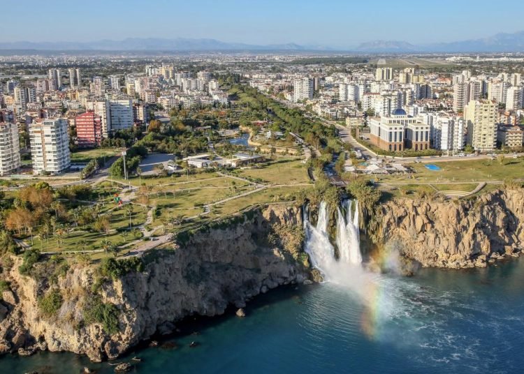Ruslar Antalya’ya akın ediyor: Emlakçı olan var