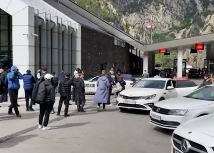 Rusya-Gürcistan sınır kapısında 14 kilometrelik araç kuyruğu