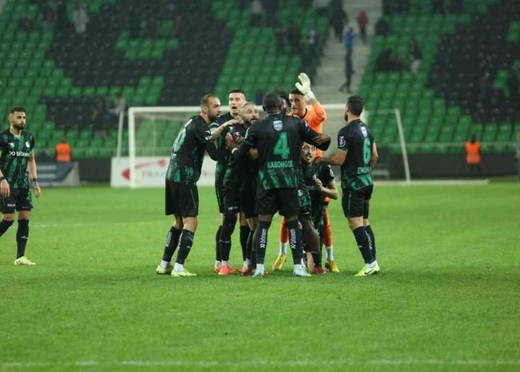 Sakaryaspor 2-0’dan döndü! Adanaspor’dan 3 puanı aldı