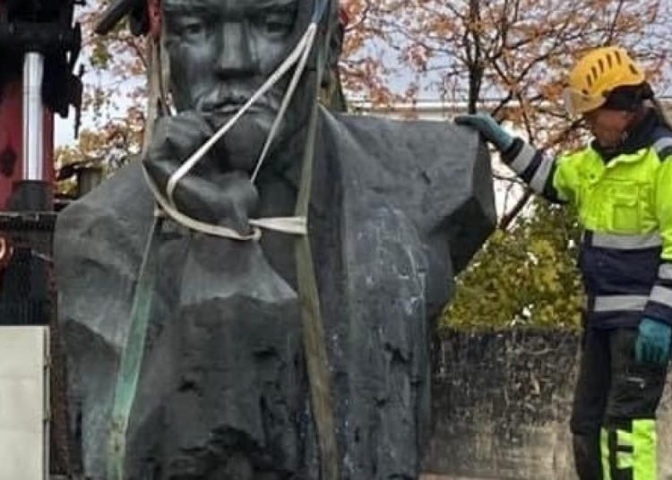 Son Lenin heykeli bulunduğu meydandan kaldırıldı