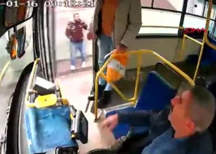 TARTIŞTIĞI HALK OTOBÜSÜ SÜRÜCÜSÜNE SALDIRDI O ANLAR KAMERADA