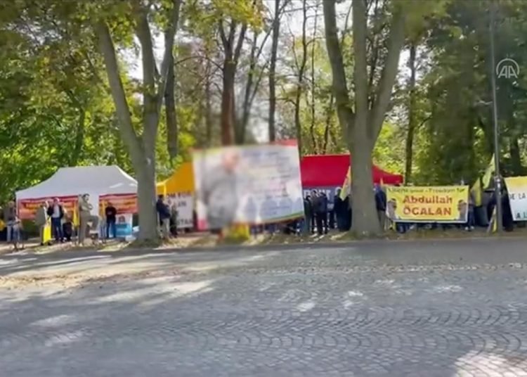 Terör örgütü PKK yandaşları Avrupa Konseyi önünde toplandı