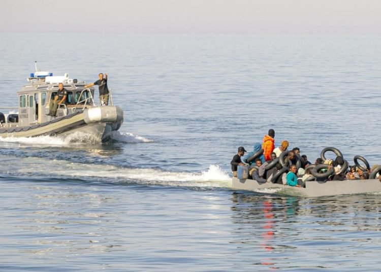 Tunus açıklarında 179 düzensiz göçmen yakalandı