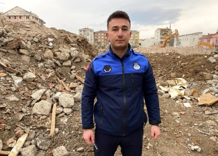 Türk bayrağı için yıkım durdurup kepçe üstüne çıkmıştı, o anları anlattı