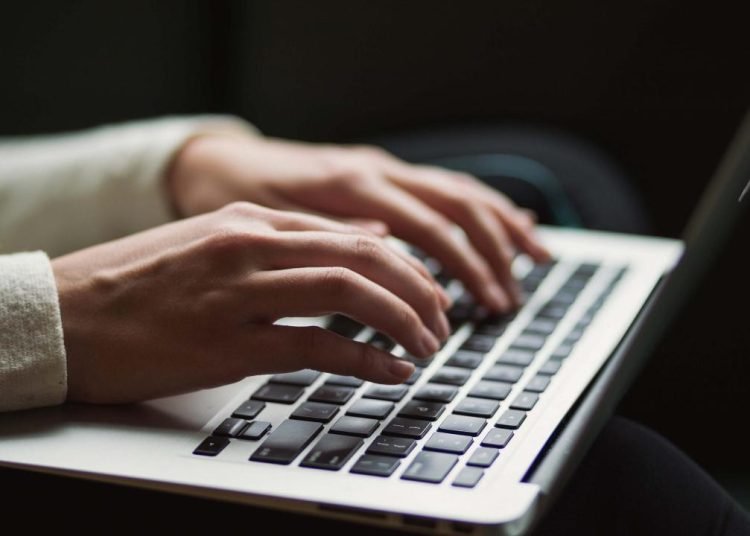 YÖK, korsan tez avına başladı: 17 internet sitesine suç duyurusu