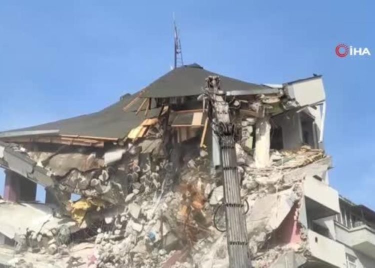 1999 Marmara Depremi’nde hasar almıştı, 24 yıl sonra yıkımına başlandı