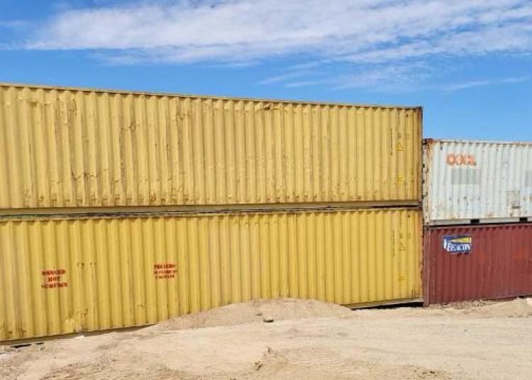 ABD-Meksika sınırına konteynerden duvar örüldü