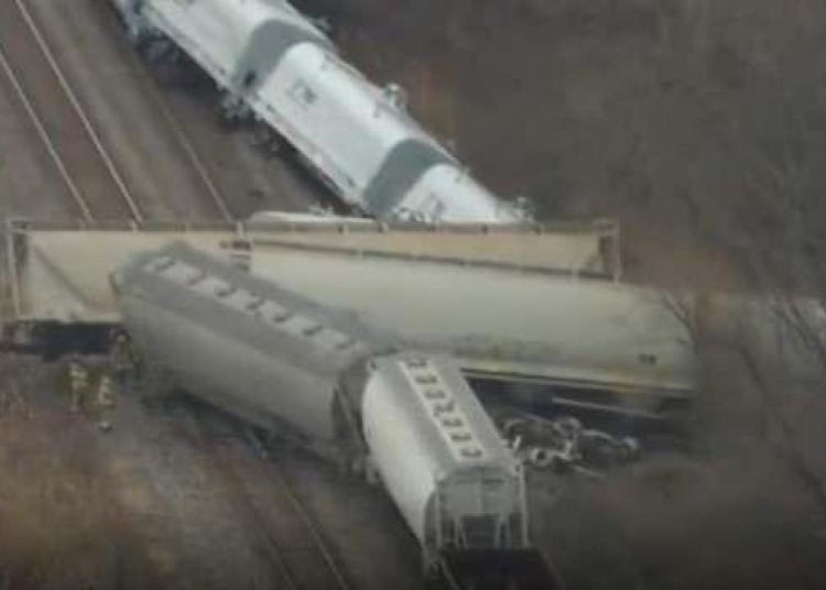ABD’de tren raydan çıktı