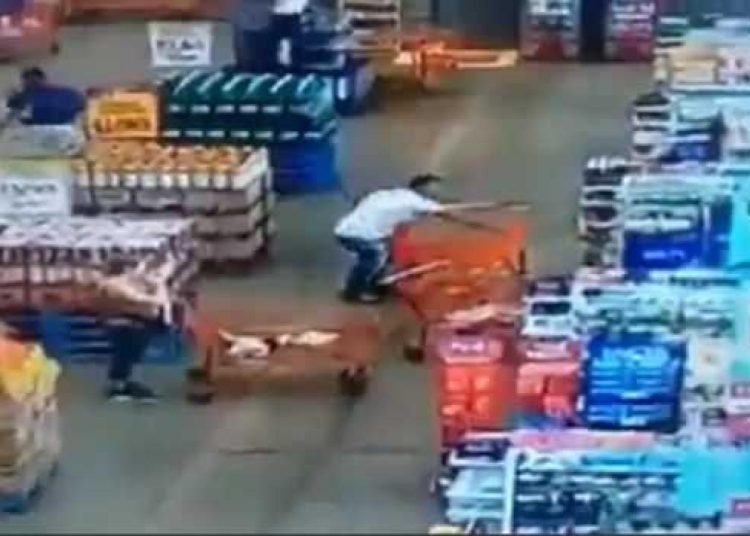 Alışveriş arabasını kadının üzerine fırlattı!