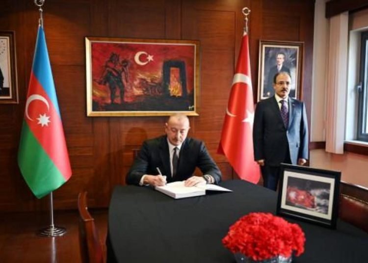 Aliyev: Türkiye bu acı imtihandan başı dik çıkacak