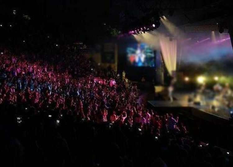 Alman rock grubunun konserinde depremzedeler için 1 milyon avrodan fazla para toplandı