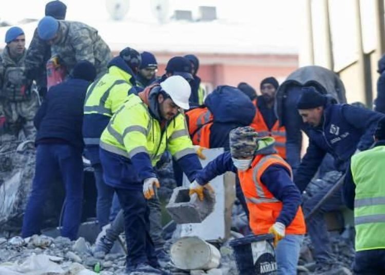 Azerbaycan halkından depremzedeler için 255 bin dolarlık yardım