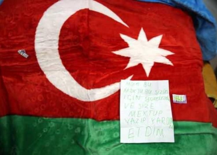 Azerbaycan’dan gelen yardımlardan çıkan notlar okuyanları duygulandırdı