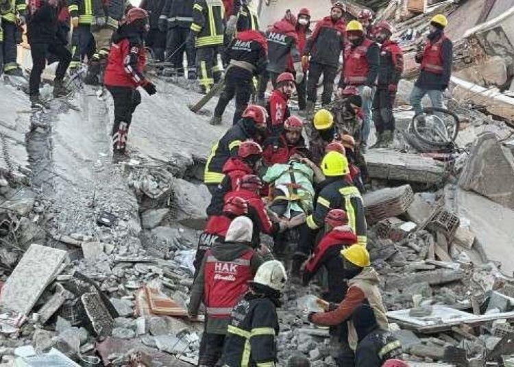 Azerbaycanlı ekipler 8’i çocuk 37 kişiyi kurtardı