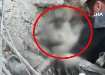 Babasının siper olduğu çocuk enkazdan çıkarıldı