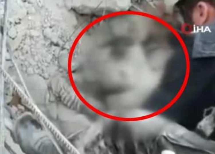 Babasının siper olduğu çocuk enkazdan çıkarıldı