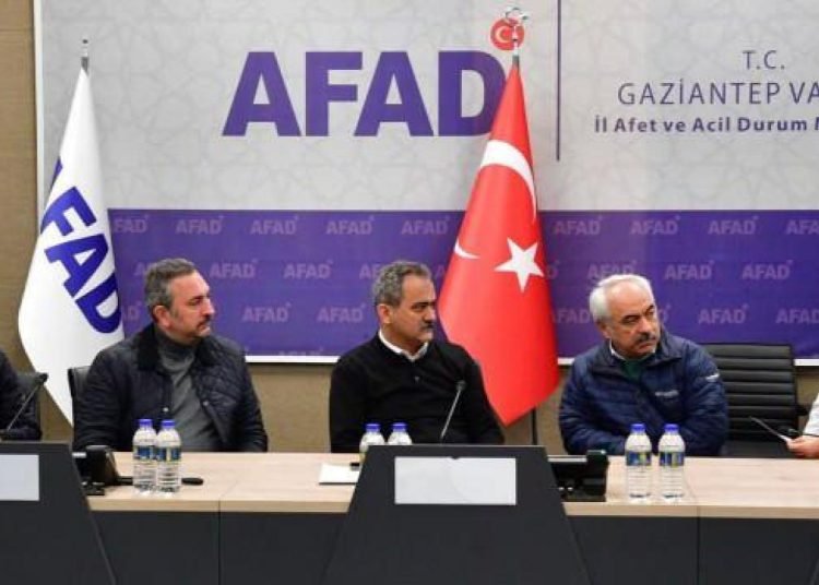 Bakan Mahmut Özer, Gaziantep’te yetkililerden bilgi aldı