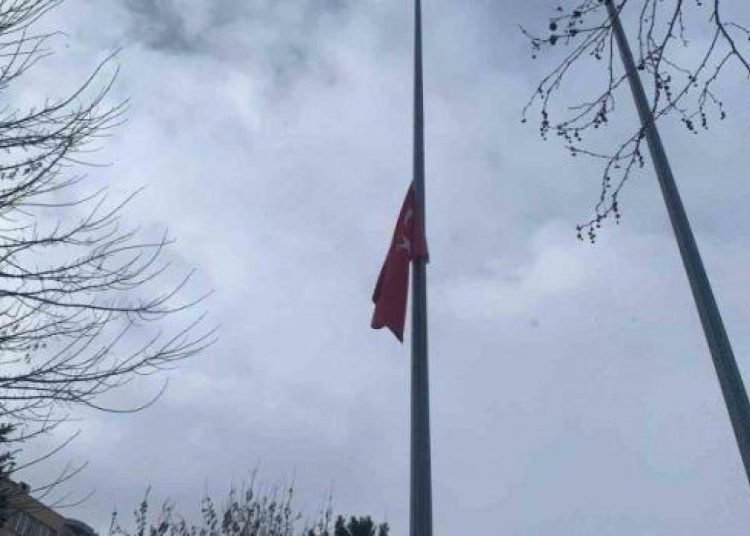 Bakü Büyükelçiliğinde bayraklar yarıya indirildi karanfiller bırakıldı