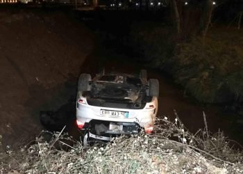 Başka araca çarpmamak için manevra yapan otomobil dereye uçtu