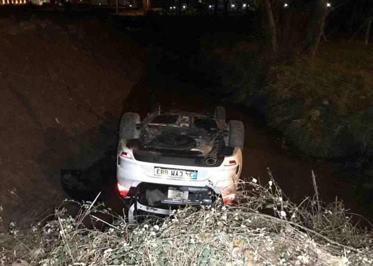 Başka araca çarpmamak için manevra yapan otomobil dereye uçtu