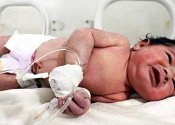 Binlerce kişi enkaz altında doğan bebeği evlat edinmek istiyor