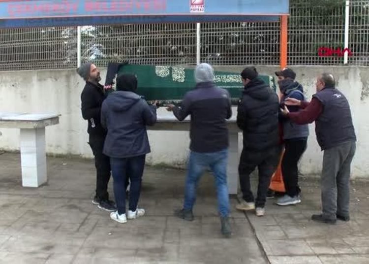 ÇEKMEKÖY’DE EŞİNİ BIÇAKLAYARAK ÖLDÜRDÜ, ANNESİNİ YARALADI