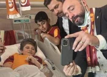 Depremzede Cihan’ı ağlatan hediye!