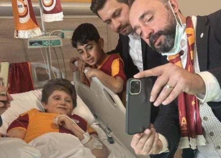 Depremzede Cihan’ı ağlatan hediye!