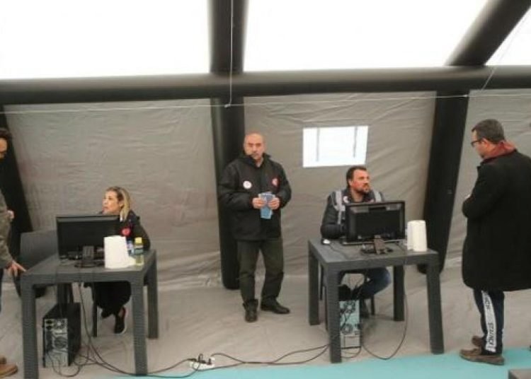 Depremzedeler evlerinin hakkında bilgilendiriliyor