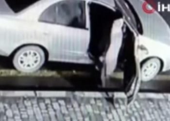 Duygulandıran hareket: Azerbaycanlı kadın üzerindeki ceketi depremzedelere bağışladı