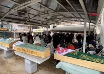 ENKAZ ALTINDA BİRBİRLERİNE SARILI BULUNMUŞLARDI, SON YOLCULUKLARINA UĞURLANDILAR