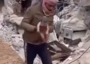 Enkaz altında doğum yaptı: İnanılmaz görüntüler