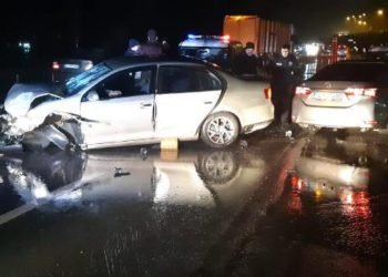 Gasbettiği otomobil ile polis aracına çarptı; 2’si polis 3 yaralı