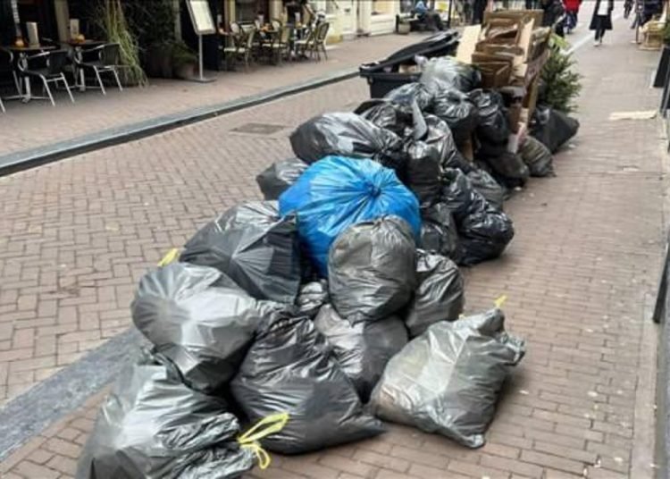 Hollanda’da temizlik işçilerinin grevi nedeniyle sokaklar çöp yığınlarıyla doldu