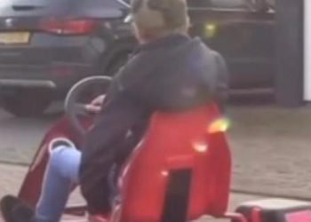 Hollandalı küçük çocuk kapı kapı gezerek Türkiye için yardım topladı