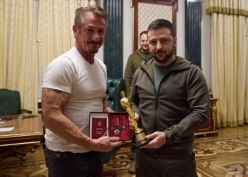 Hollywood yıldızı Sean Penn’den Zelenski’ye ziyaret! Oscar’ını hediye etti