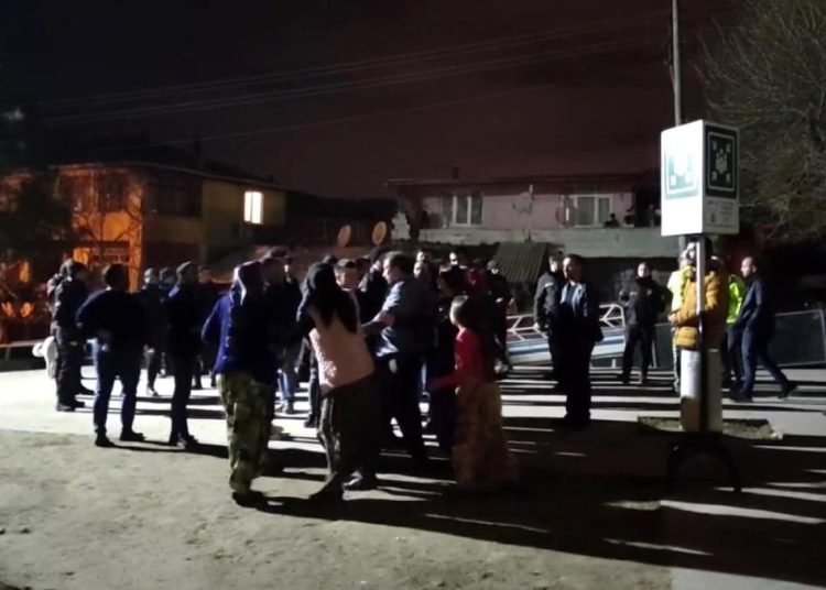 İki grup arasında taşlı, sopalı park yeri kavgası: 6 yaralı