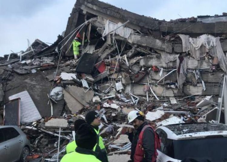 İngiltere’de yaşayan Türkler depremzedeler için 1 günde 10 ton yardım topladı